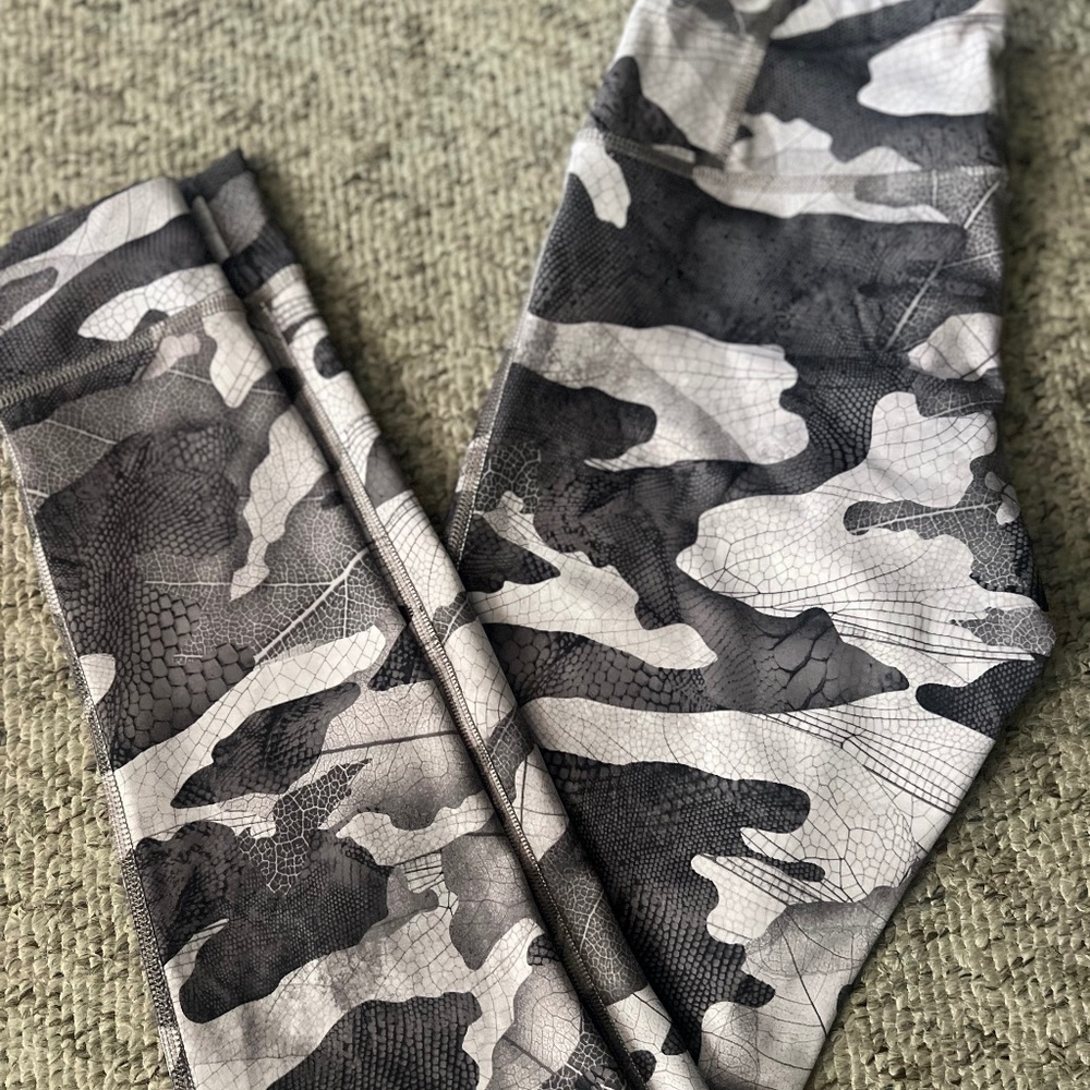 Reebok Small women's Gray Camouflage Leggings